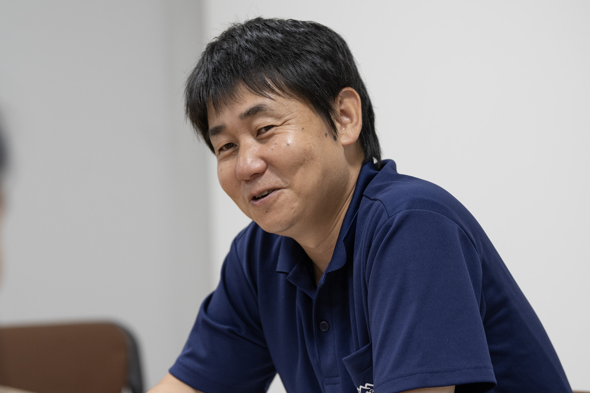 インタビューに応える村石様