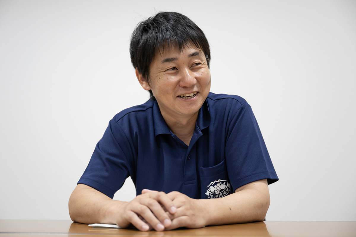 インタビューに応える村石様