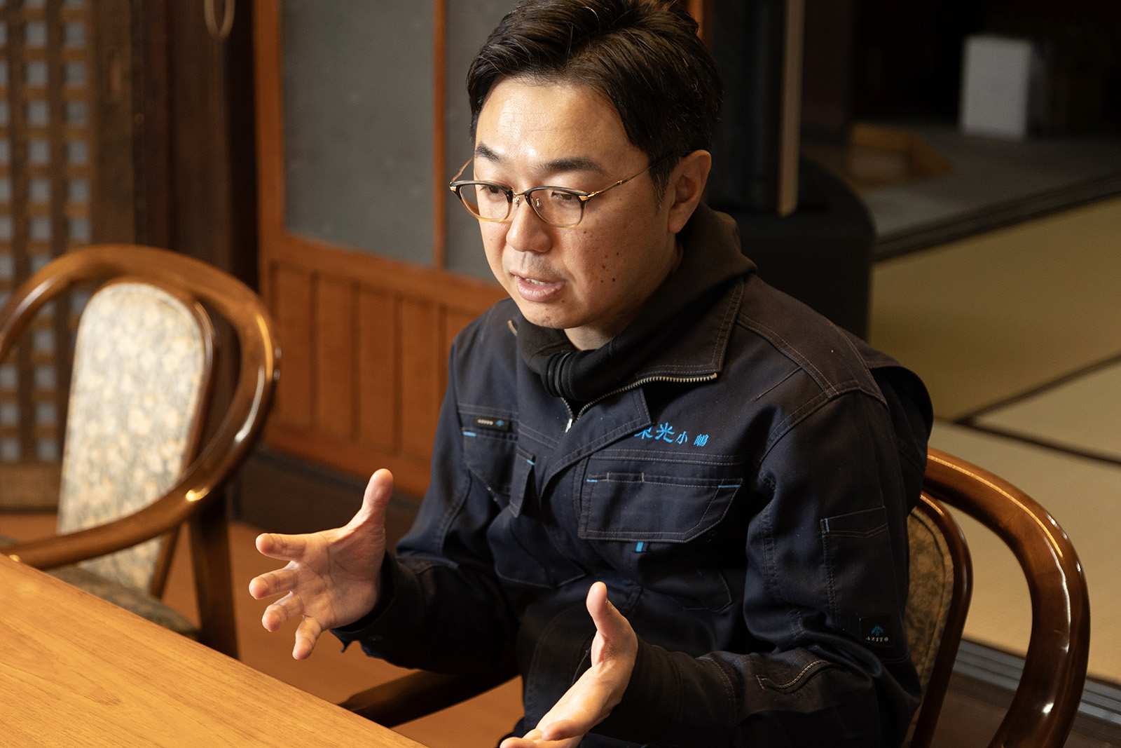 インタビューに応える小嶋様