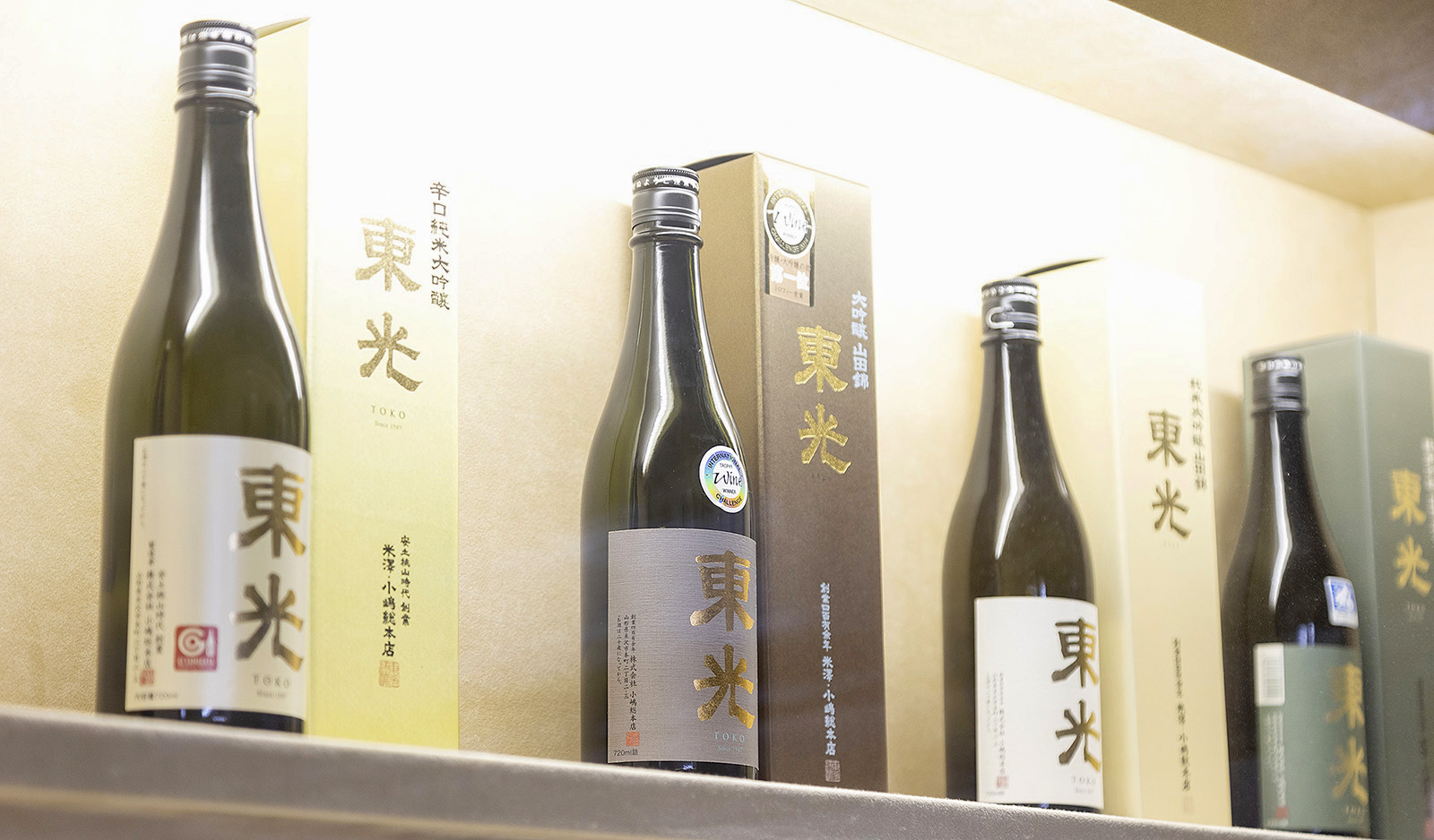 小嶋総本店本社の玄関に飾られている、看板商品である各種「東光」
