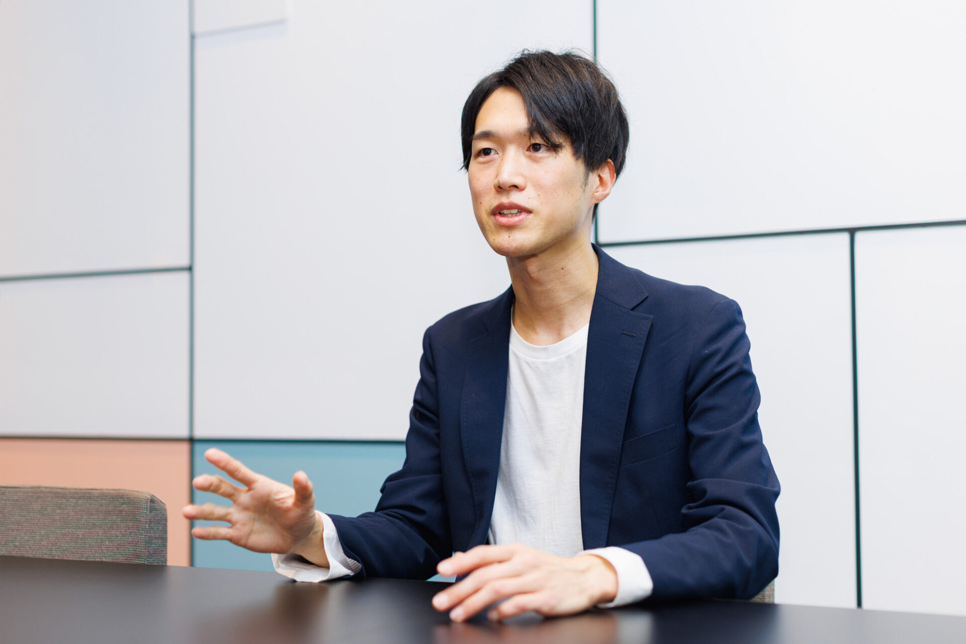 インタビューに応える水町さん