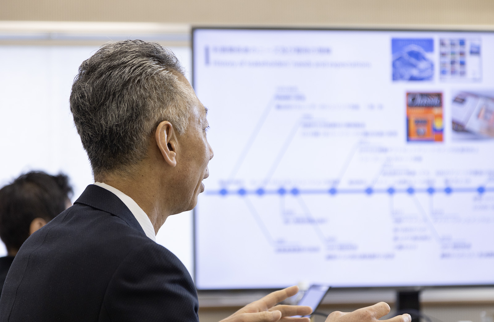インタビューに応じる小野様