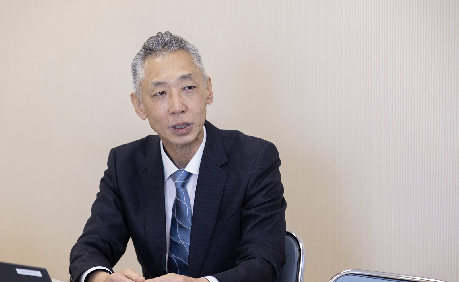 インタビューに応じる小野様