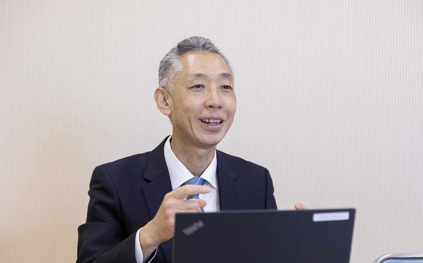 インタビューに応える小野様