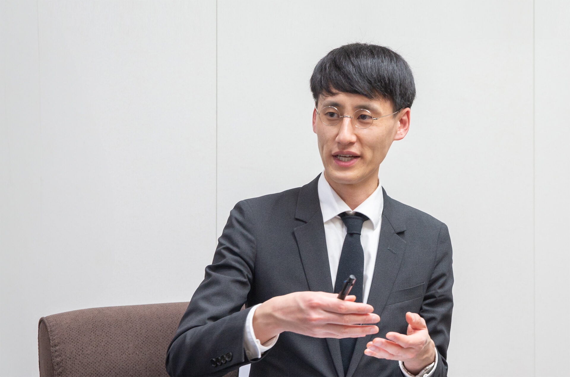 インタビューに応じる魚谷様