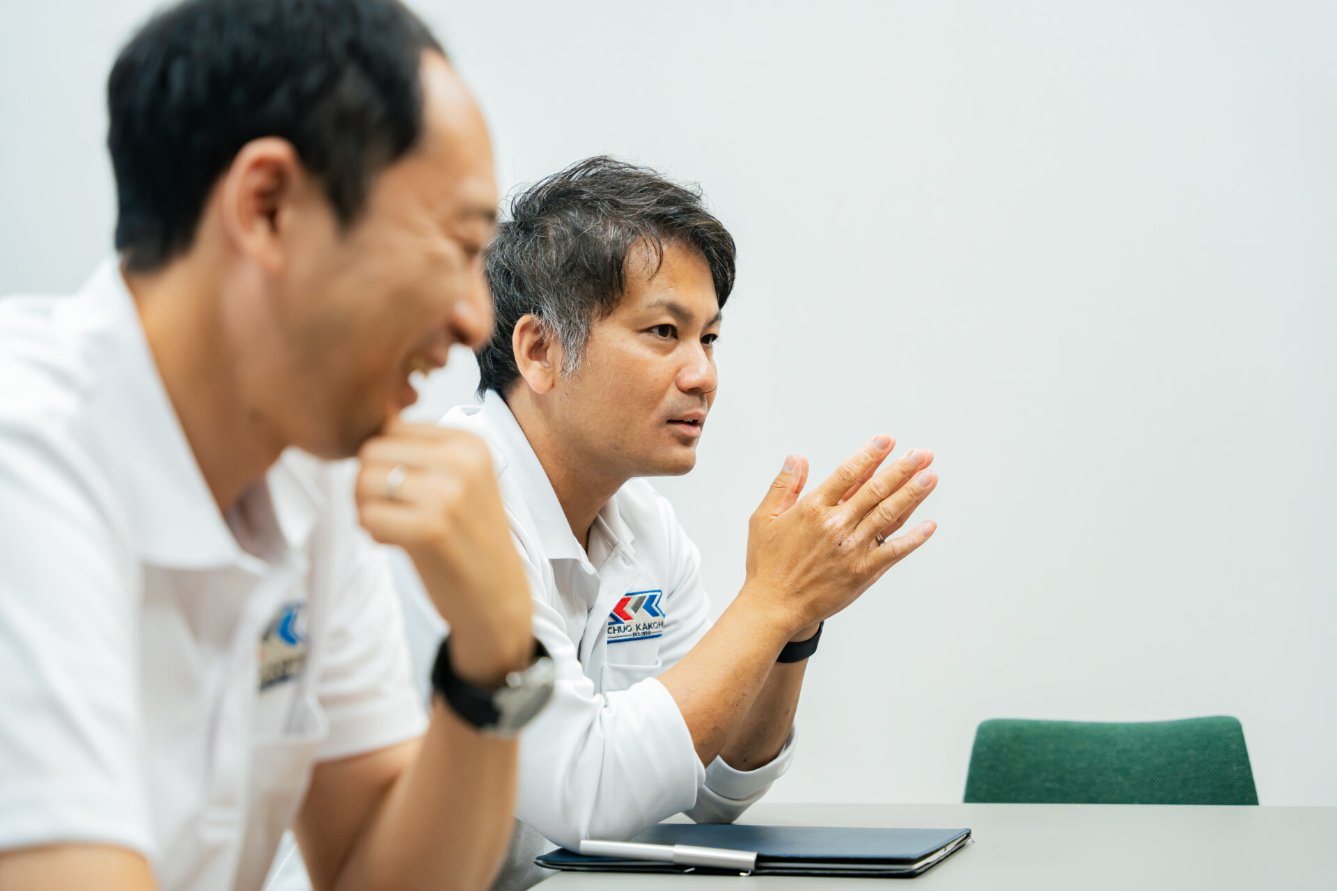 取材に応じる平安山様、鬼頭様