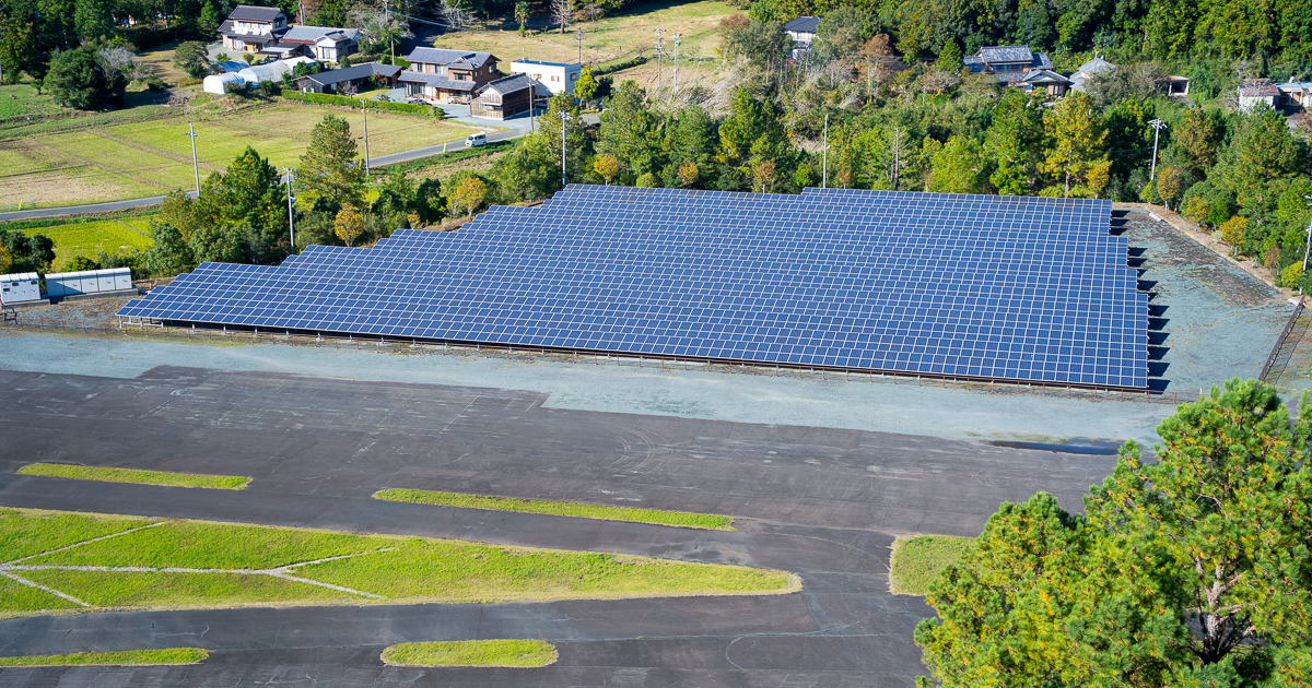写真：デイトナ本社（静岡県森町）敷地内の自社専用のテストコース及び太陽光発電所