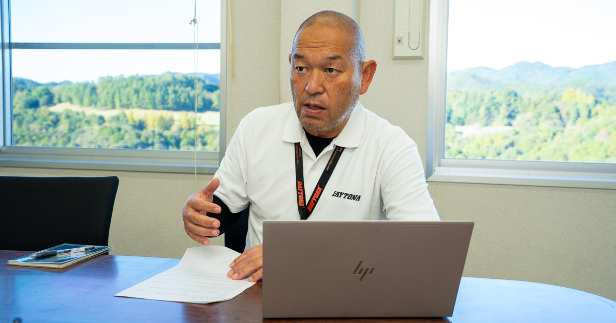 写真：インタビューに応える福田様