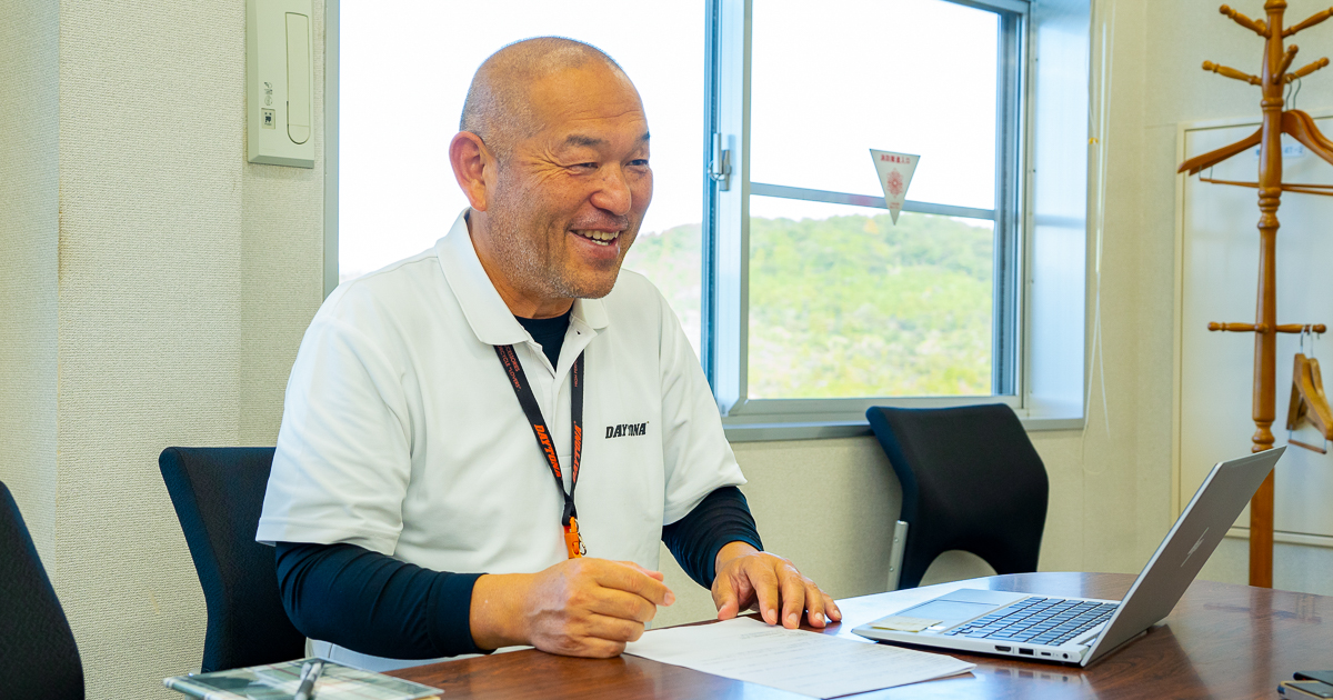 写真：インタビューに応える福田様