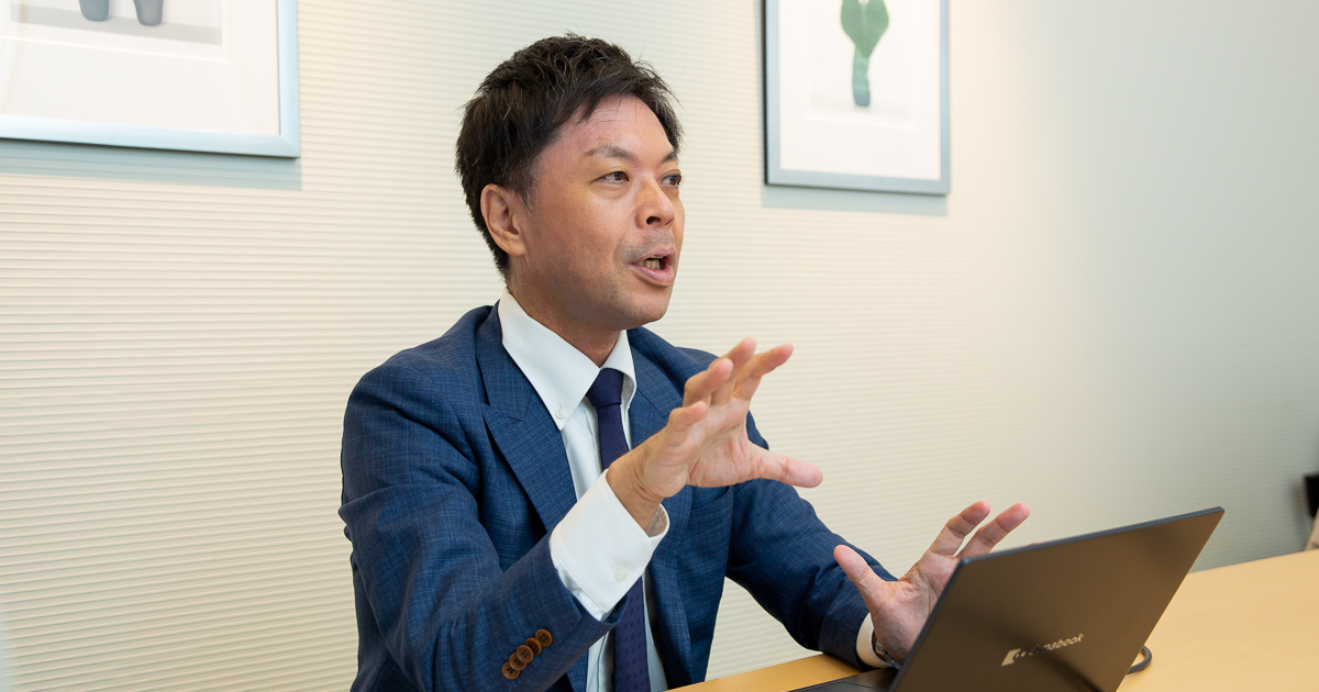 写真：インタビューに応じる坪西様