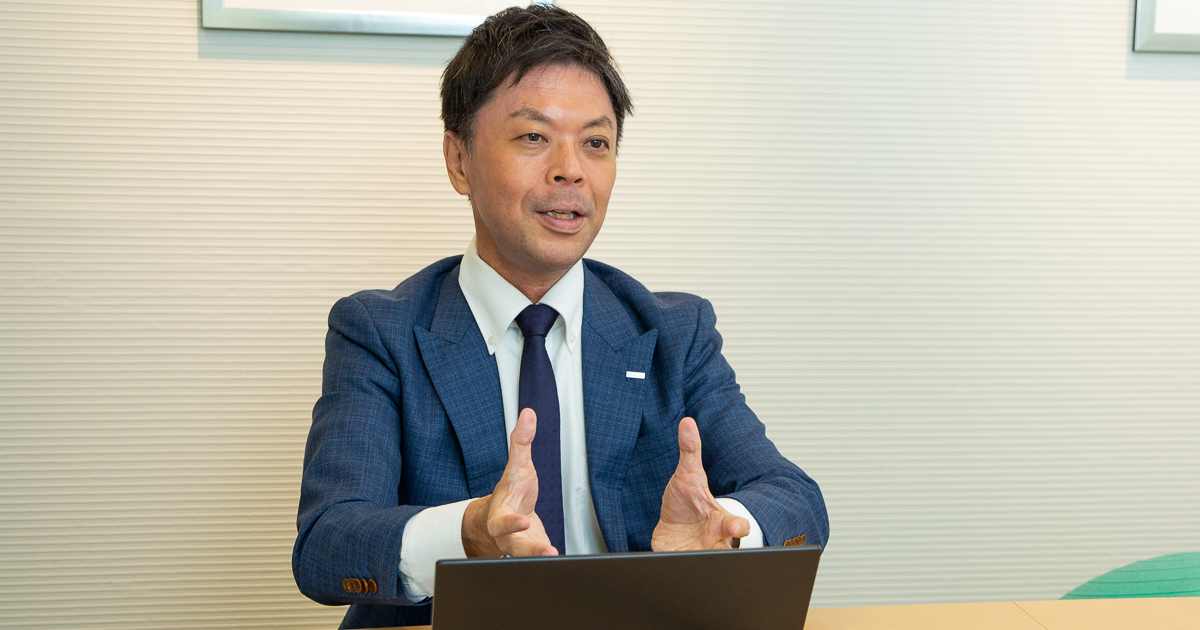 インタビューに応じる坪西様