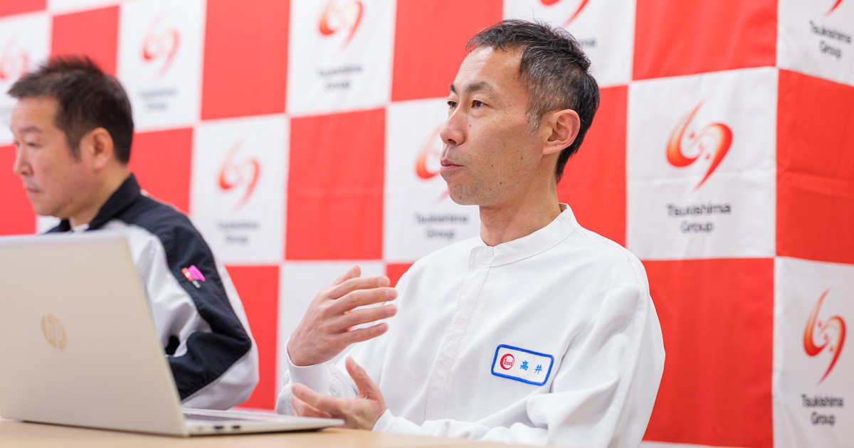 写真：インタビューに応える高井様